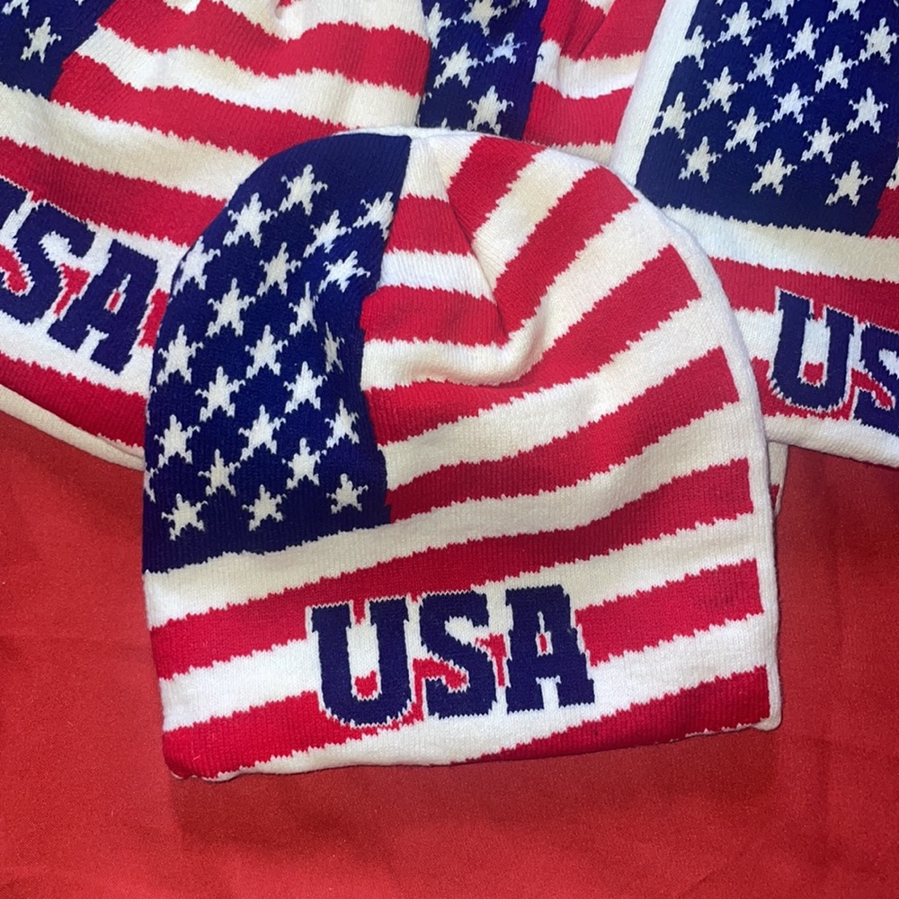 NWOT FLAG BEANIE RED WHITE & BLUE FLAG ON 1 SIDE & WHITE ON THE OTHER ONE SIZE